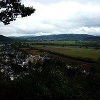 Blick von der Ehranger Kanzel in die Trierer Talweitung mit Ehrang (im Vordergrund) und Schweich (im Hintergrund)