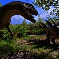 Das Bild zeigt zwei Dinosaurier im Dinopark Teufelsschlucht.