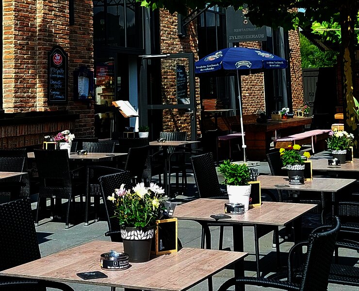 Biergarten vor dem Zylinderhaus
