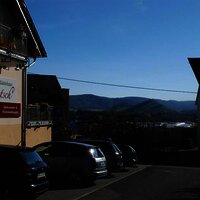 Straße zu Wein- und Gästehaus Genetsch