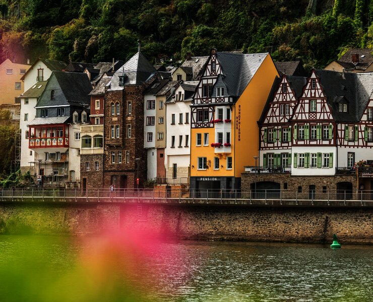 Häuser am Moselufer neben dem Mosel-Radweg bei Cochem