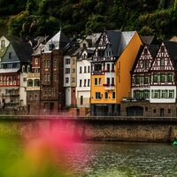Häuser am Moselufer neben dem Mosel-Radweg bei Cochem