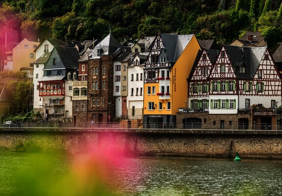 Häuser am Moselufer neben dem Mosel-Radweg bei Cochem