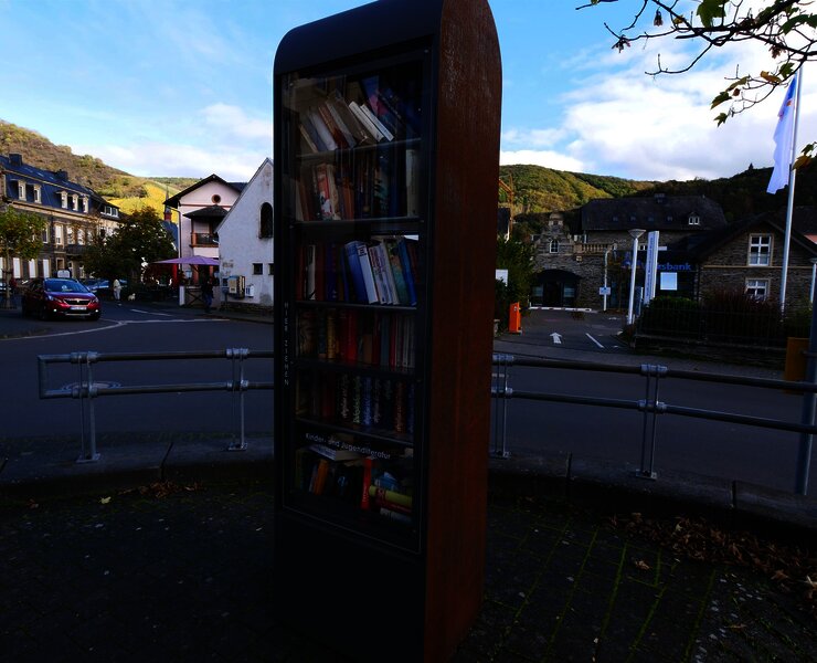 Bücherschrank an der Güterhalle 2