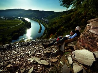 Blick vom Klettersteig auf die Mosel und  Ürzig