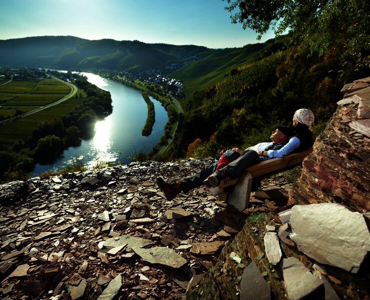 Blick vom Klettersteig auf die Mosel und  Ürzig