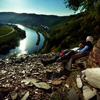 Blick vom Klettersteig auf die Mosel und  Ürzig