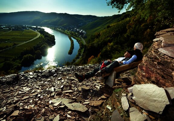 Blick vom Klettersteig auf die Mosel und  Ürzig