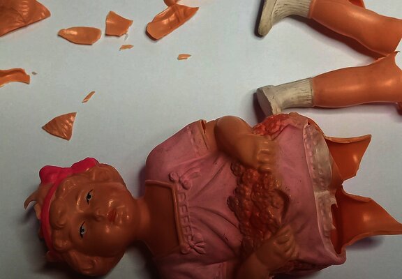 zerbrochene Puppe