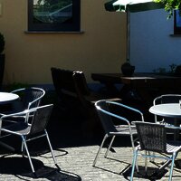 Sitzplätze vor dem Weingut