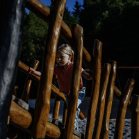 Das Bild zeigt ein Mädchen auf dem Spielplatz beim Freizeitzentrum Peterberg.