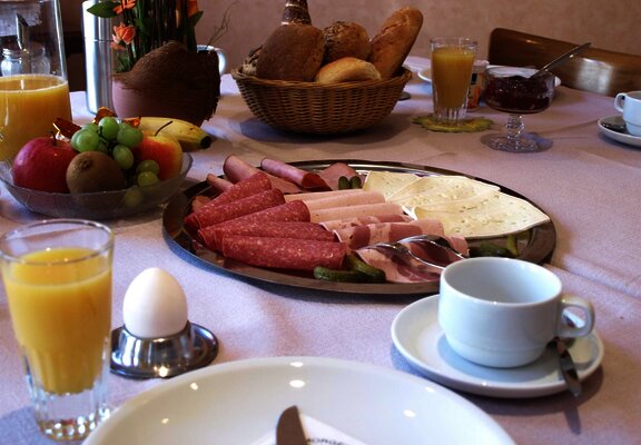 Frühstück am Tisch