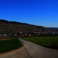 Blick auf den Ort Lösnich und die Weinberge
