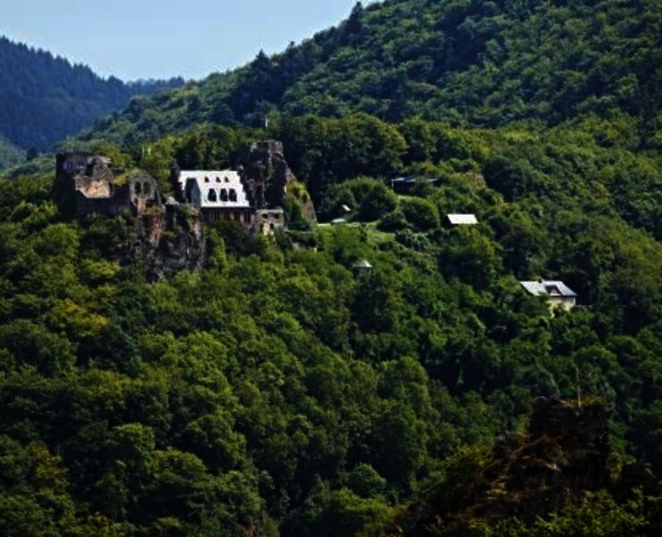Schloß Veldenz hoch über dem gleichnamigen Ort