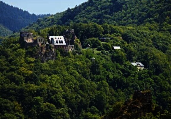 Schloß Veldenz hoch über dem gleichnamigen Ort