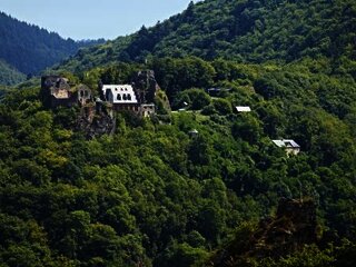 Schloß Veldenz hoch über dem gleichnamigen Ort