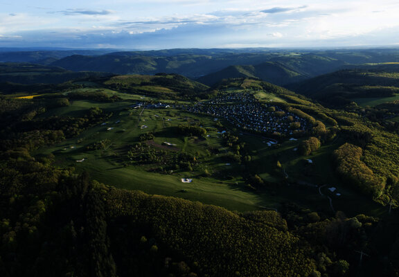 Blick auf die Anlage des Golfclubs Cochem in Vogelperspektive