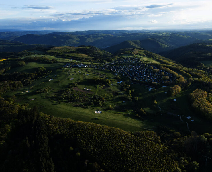 Blick auf die Anlage des Golfclubs Cochem in Vogelperspektive