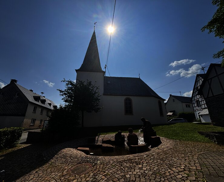 Andeler Kirche mit Goldgräberbrunnen