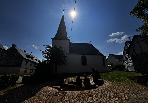 Andeler Kirche mit Goldgräberbrunnen