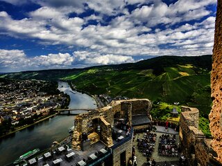Burg Landshut hoch über der Mosel mit Blick auf Bernkastel-Kues