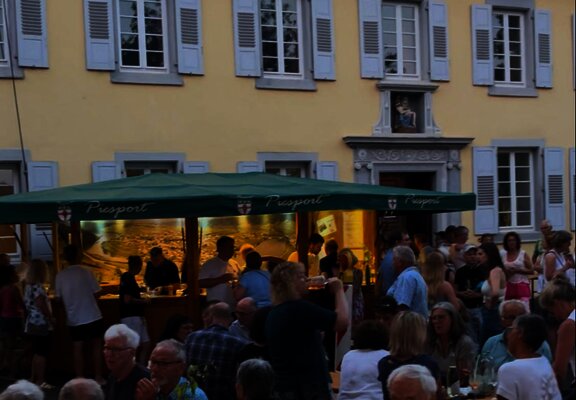 Weinstand am Ausoniusufer