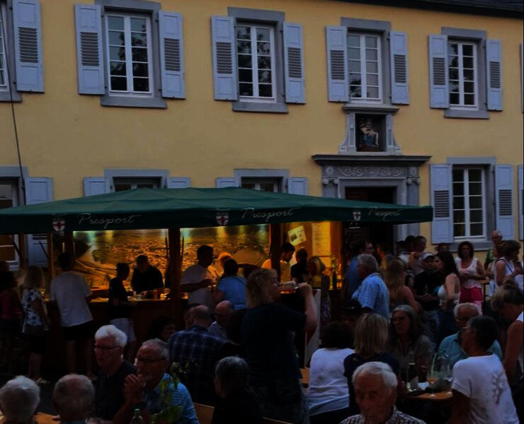 Weinstand am Ausoniusufer