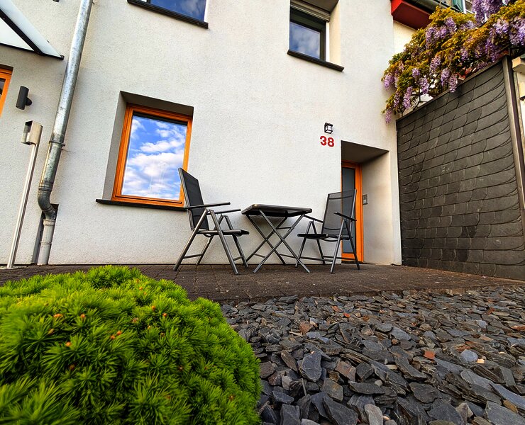 Außensitz vor dem Haus der Ferienwohnung MoselVino