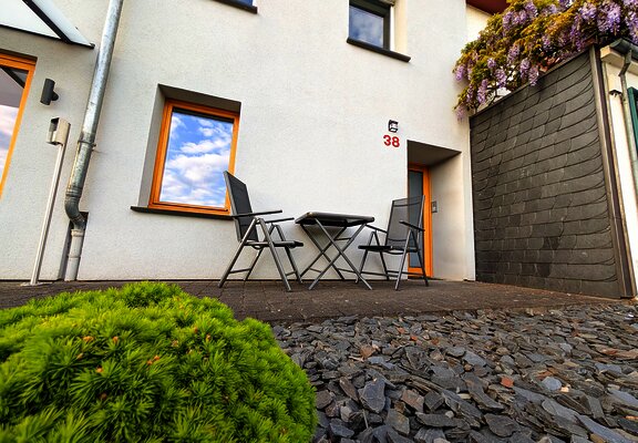 Außensitz vor dem Haus der Ferienwohnung MoselVino