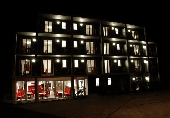 _MG_8889 Rückansicht bei Nacht Komplett