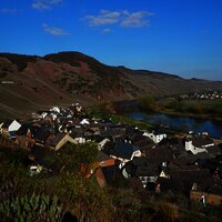 Blick auf die Weinlage "Ürziger Würzgarten" im Frühjahr