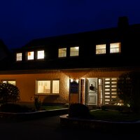 Hausansicht vorne dunkel