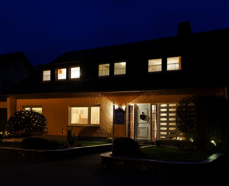 Hausansicht vorne dunkel