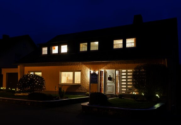 Hausansicht vorne dunkel