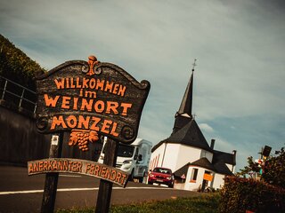 Eingangsschild Weinort Monzel