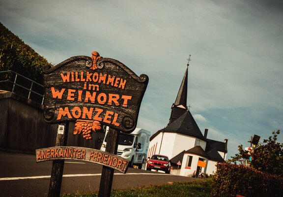 Eingangsschild Weinort Monzel