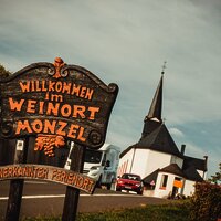 Eingangsschild Weinort Monzel