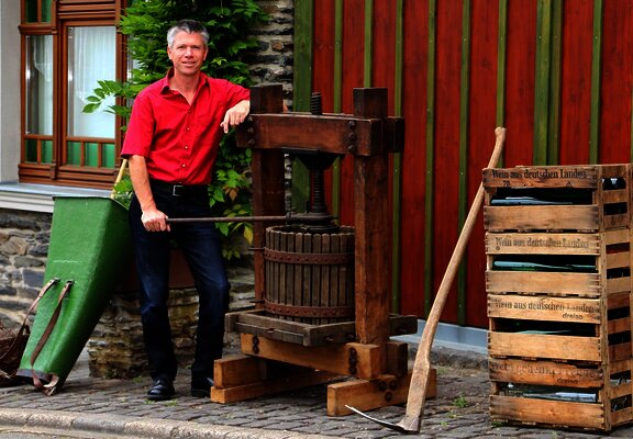 Winzer Schmitges und Weinpresse