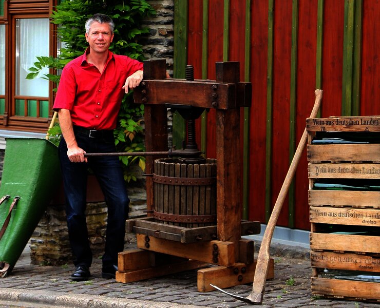 Winzer Schmitges und Weinpresse