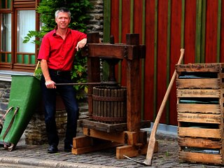 Winzer Schmitges und Weinpresse