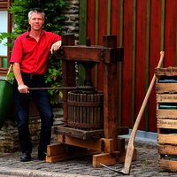 Winzer Schmitges und Weinpresse