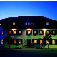 Hausansicht bei Nacht