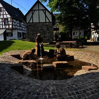 Goldgräberbrunnen im Ortskern Andel