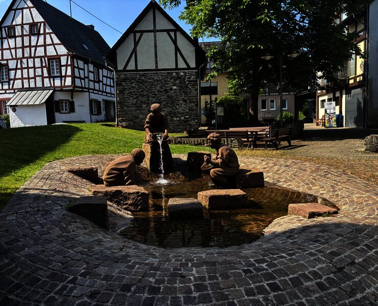 Goldgräberbrunnen im Ortskern Andel