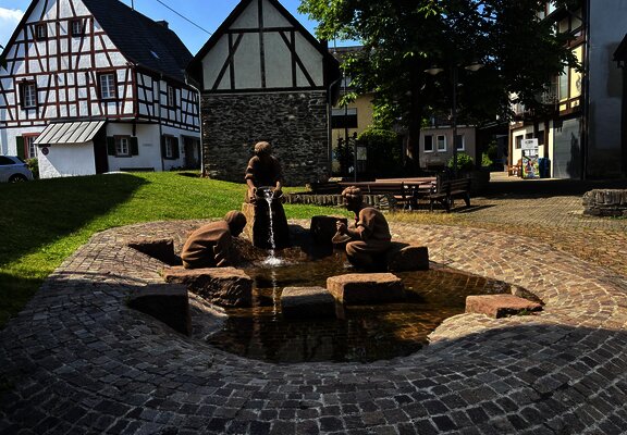 Goldgräberbrunnen im Ortskern Andel