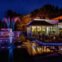 Schwimmteich und Restaurantterasse