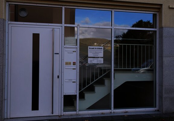 Eingang der Praxis Dr. Jana Ebert