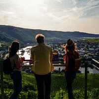 Person_Plattform_Sommer_Aussicht_Weinberg_Mosel_Be
