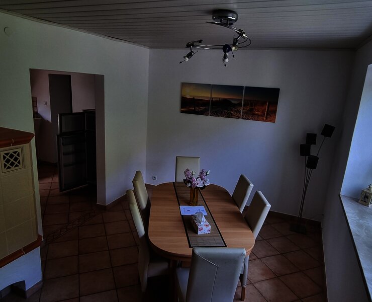 Essbereich mit Kachelofen