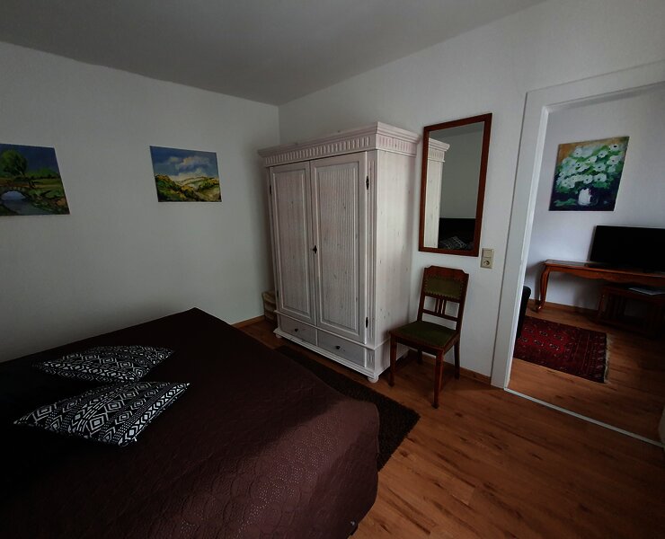 Schlafbereich mit Durchgang zum Wohnzimmer